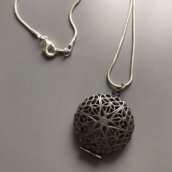Diffuser  necklace - Picture 3 of 3